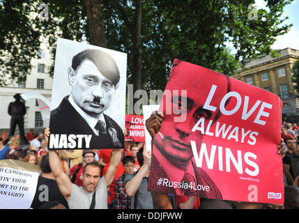 Whitehall, London, UK. 3. September 2013. Ein Demonstrant hält ein Plakat von Vladimir Putin als Hitler in A Day of Action "Liebe Russland, hasse Homophobie" protest gegen die Anti-Homosexuell-Gesetze in Russland gegenüber Downing Street. Bildnachweis: Matthew Chattle/Alamy Live-Nachrichten Stockfoto