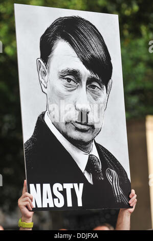Whitehall, London, UK. 3. September 2013. Ein Demonstrant hält ein Plakat von Vladimir Putin als Hitler in A Day of Action "Liebe Russland, hasse Homophobie" protest gegen die Anti-Homosexuell-Gesetze in Russland gegenüber Downing Street. Bildnachweis: Matthew Chattle/Alamy Live-Nachrichten Stockfoto