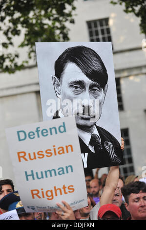 Whitehall, London, UK. 3. September 2013. Ein Demonstrant hält ein Plakat von Vladimir Putin als Hitler in A Day of Action "Liebe Russland, hasse Homophobie" protest gegen die Anti-Homosexuell-Gesetze in Russland gegenüber Downing Street. Bildnachweis: Matthew Chattle/Alamy Live-Nachrichten Stockfoto
