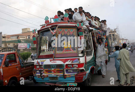 Karachi, Pakistan. 03rd September 2013. Passagiere, die auf eine überladene Bus möglichst kurzer des öffentlichen Verkehrs werden aufgrund der Schließung des CNG-Stationen in Karachi auf Dienstag, 3. September 2013 beobachtet. Bildnachweis: Asianet-Pakistan/Alamy Live-Nachrichten Stockfoto