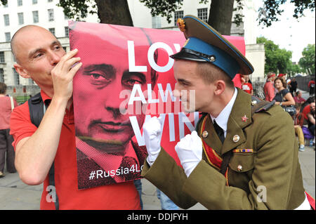 Whitehall, London, UK. 3. September 2013. Ein Demonstrant hat Spaß auf Kosten der flachliegen, A Day of Action "Liebe Russland, hasse Homophobie" protest gegen die Anti-Homosexuell-Gesetze in Russland gegenüber Downing Street. Bildnachweis: Matthew Chattle/Alamy Live-Nachrichten Stockfoto