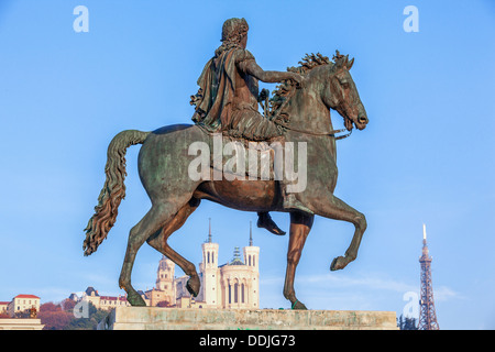 Statue von Louis XIV und Fourvière Basilica auf einem Hintergrund Stockfoto