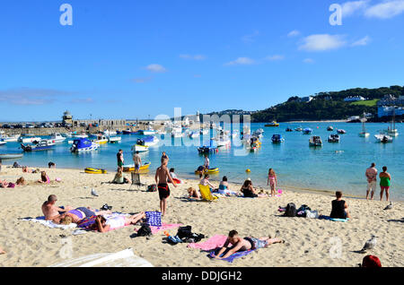 St. Ives, Cornwall, UK. 3. September 2013. Urlauber genießen die Hitzewelle von 80 Grad plus am Strand von St Ives Harbour in Cornwall UK. Robert Timoney/Alamy/LiveNews Stockfoto