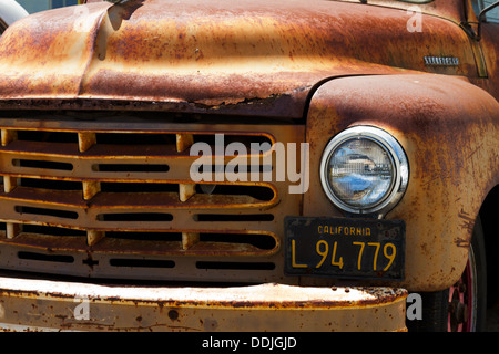 Vordere Detailansicht ein rostige 1949 Studebaker Pickup-Truck mit Vintage California Nummernschild. Stockfoto