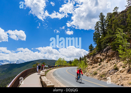 Radfahrer auf der Trail Ridge Road in der Nähe von vielen Parks übersehen, Rocky Mountain Nationalpark, Colorado, USA Stockfoto