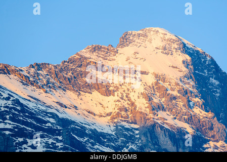 Detailansicht der Eiger Grindelwald, Schweiz. Spitze der Nordwand im Schatten rechts, Mittelleggi Grat links Stockfoto