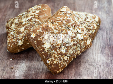 Hausgemachtes Vollkornbrot über hölzerne Hintergrund, Tiefenschärfe, Nahaufnahme Stockfoto