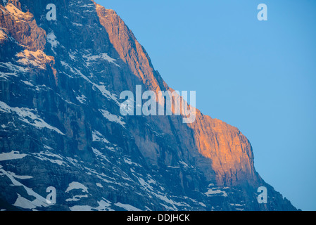 Detailansicht der Eiger von Grindelwald, Schweiz Licht des frühen Morgens. Teil der Nordwand im Schatten links von der Mitte Stockfoto