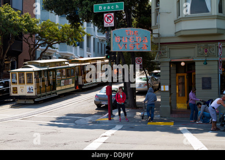 San Francisco Straßenszene zeigt The Buena Vista Café und Seilbahnen auf der Ecke des Hyde und Strand. Stockfoto