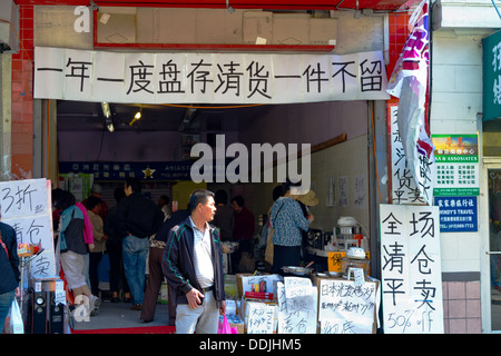 Menschen beim Einkaufen in offene vordere Shop in Chinatown, San Francisco Stockfoto