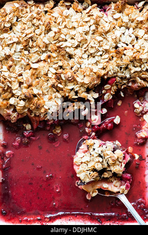 Obst-Haferflocken crumble auf Backblech, overhead Stockfoto