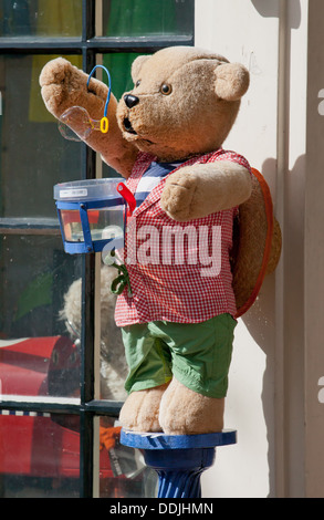 Ein großer Teddybär außerhalb ein Spielzeugladen in Amsterdam stehen auf einem Podest und Seifenblasen mechanisch als promotion Stockfoto