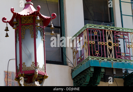 Traditionelle chinesische Straßenlaterne und geschmückten Balkon in Chinatown, San Francisco Stockfoto