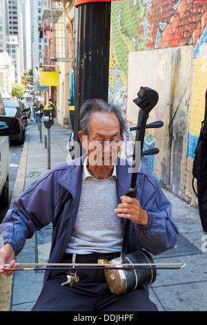 Traditionelle chinesische Musiker an einer Straßenecke in Chinatown in San Francisco Stockfoto