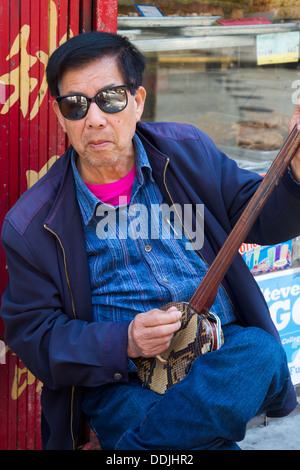 Chinesische traditionelle Musiker an einer Straßenecke in Chinatown in San Francisco. Stockfoto