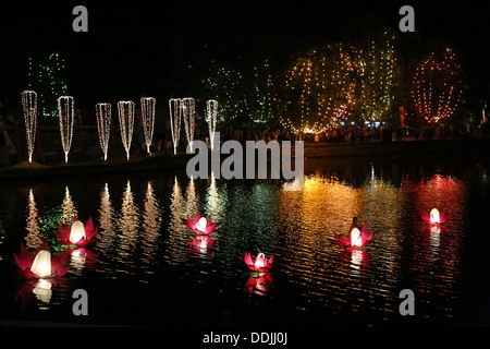 Bere-See, auf dem Gangarama buddhistischen Tempel in Colombo, Sri Lanka, liegt, leuchtet für Vesak feiern im Mai 2013 Stockfoto