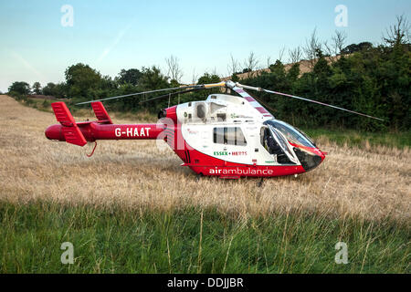 South Benfleet, Essex, England. 3. September 2013.   Angrenzend an Essex Weise eine Straße, Benfleet und Canvey IslandEssex und Herts Notfall Hubschrauber im Feld, South Benfleet Credit: Timothy Smith/Alamy Live News Stockfoto