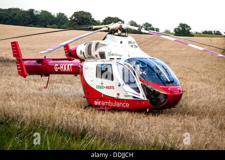 South Benfleet, Essex, England. 3. September 2013.   Angrenzend an Essex Weise eine Straße, Benfleet und Canvey IslandEssex und Herts Notfall Hubschrauber im Feld, South Benfleet Credit: Timothy Smith/Alamy Live News Stockfoto