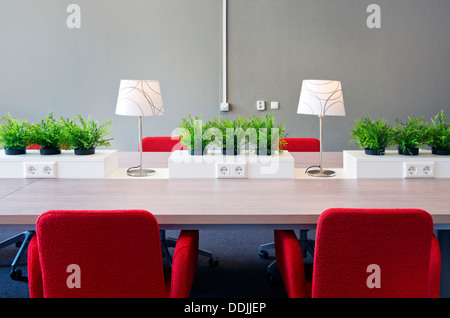 Flexible Arbeitsplätze mit Steckdosen in einem modernen offenen Offfice Interior design Stockfoto
