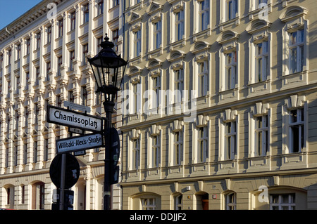 Laterne vor Gründerzeit-Gebäude am Chamissoplatz, Kreuzberg, Berlin Deutschland Stockfoto