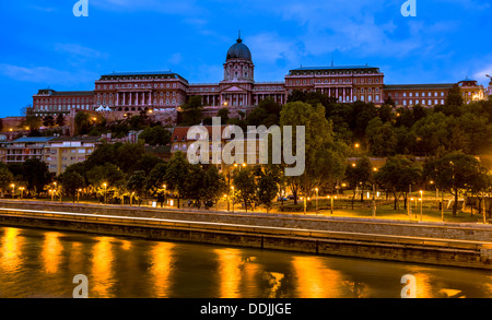 Budaer Burg in Budapest, in der Morgendämmerung, gesehen von der anderen Seite der Donau Stockfoto