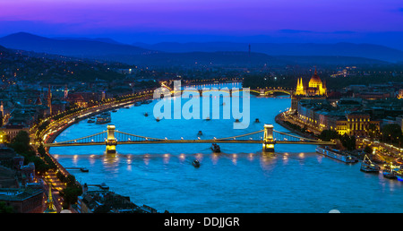 Blick über die Donau und ihre Brücken und Parlament vom Gellertberg bei Sonnenuntergang. Budapest, Ungarn Stockfoto