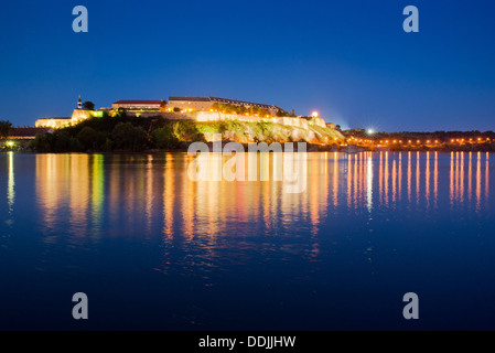 Petrovaradin Festung in der Nacht über Donau befindet sich in der serbischen Stadt Novi Sad Stockfoto