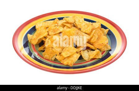 Eine bunte Platte mit rotem Chili gewürzt, Kartoffel-Chips auf einem weißen Hintergrund. Stockfoto