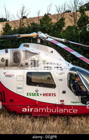 South Benfleet, Essex, England. 3. September 2013.   Angrenzend an Essex Weise eine Straße, Benfleet und Canvey IslandEssex und Herts Notfall Hubschrauber im Feld, South Benfleet Credit: Timothy Smith/Alamy Live News Stockfoto