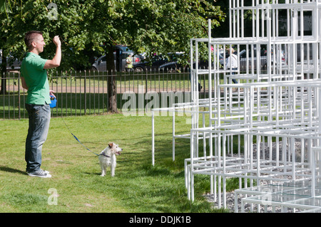 Ein Mann (und seinem Hund) fotografieren 2013 Serpentine Gallery Summer Pavilion entworfen von dem japanischen Architekten Sou Fujimoto. Stockfoto