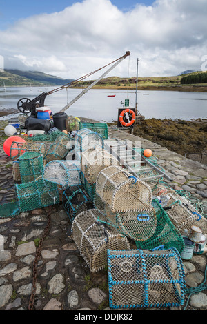 Hummer-Töpfe stapeln sich auf dem Pier auf Eilean Iarmain, Isle Of Skye, Schottland Stockfoto