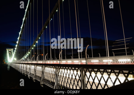 Clifton Suspension Bridge Routen Bristol Clifton England UK bei Dämmerung Licht Stockfoto