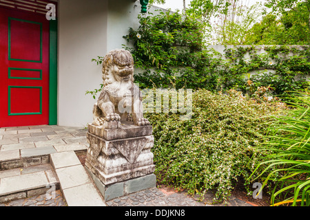 Stein-Löwen am Tor von den chinesischen Gelehrten Garten, Hamilton Gardens, Hamilton, Waikato, Neuseeland. Stockfoto