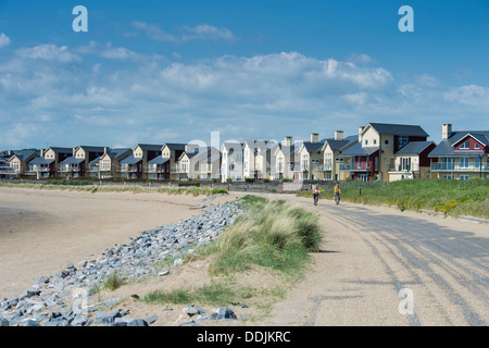 Eine private Wohnanlage von neue freistehende "executive" direkt am Strand am Meer beherbergt, Llanelli, Carmarthenshire Wales UK Stockfoto