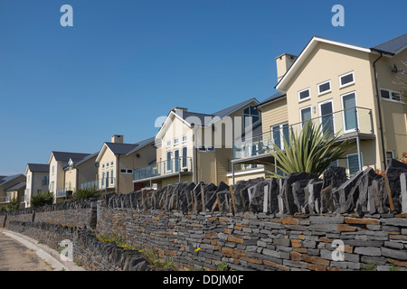 Eine private Wohnanlage von neue freistehende "executive" direkt am Strand am Meer beherbergt, Llanelli, Carmarthenshire Wales UK Stockfoto