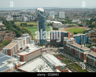 Blick vom Spinnaker Tower Portsmouth Hampshire England UK blickte auf Einkaufszentrum Gunwharf Quays Stockfoto