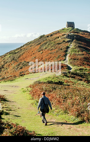 Ein Walker auf Rame Kopf in Südost Cornwall, Großbritannien Stockfoto