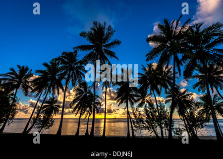 COOK-Inseln: tropischer Sonnenuntergang Farben im Inselparadies mit Silhouette Palmen und Dawn Treader, Amuri Strand, Aitutaki Stockfoto