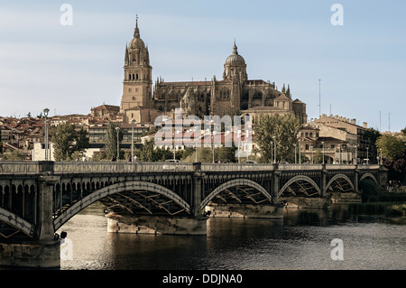 Stadtbild der Brücke über den Fluss Tormes und Kathedrale von Salamanca, Provinz Kastilien und Leon, Spanien Stockfoto