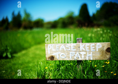 Bitte halten Sie den Rasen, führen Sie Weg Stockfoto
