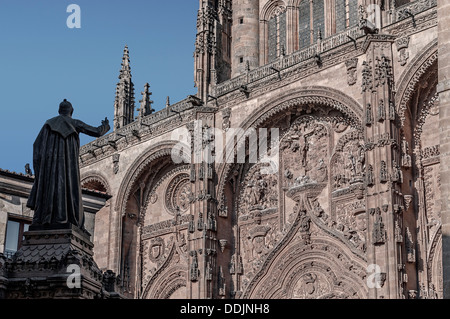 Statue von Bischof und Hauptfassade, die neue Kathedrale, Salamanca Stadt, Castilla y León, Spanien Europa Stockfoto