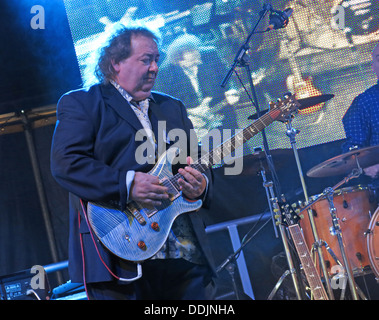 Bernie Marsden von Whitesnake in Silverstone 2013 British GP Grand Prix Woodlands Stadium mit seiner Gitarre Stockfoto