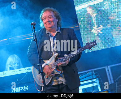 Bernie Marsden von Whitesnake in Silverstone 2013 British GP Grand Prix Woodlands Stadium mit seiner Gitarre Stockfoto