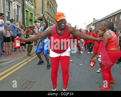 Kostümierte Tänzer in rot von Huddersfield Karneval 2013 Afrika Karibik Parade Straßenfest Stockfoto