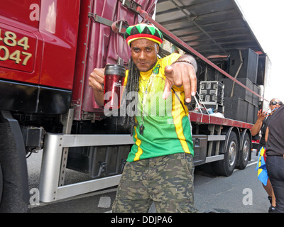 Kostümierte Tänzer mit Getränk von Huddersfield Karneval 2013 Afrika Karibik Parade Straßenfest Stockfoto