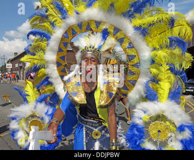 Kostümierte Tänzer in blau gelb aus Huddersfield Karneval 2013 Afrika Karibik Parade Straßenfest Stockfoto