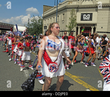 Kostümierte Tänzer aus Huddersfield Karneval 2013 Afrika Karibik Parade Straßenfest Stockfoto