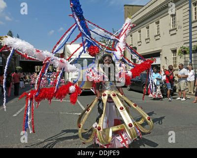 Kostümierte Tänzer aus Huddersfield Karneval 2013 Afrika Karibik Parade Straßenfest Stockfoto