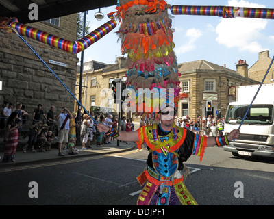 Kostümierte Tänzer unter Eisenbahnbrücke aus Huddersfield Karneval 2013 Afrika Karibik Parade Straßenfest Stockfoto