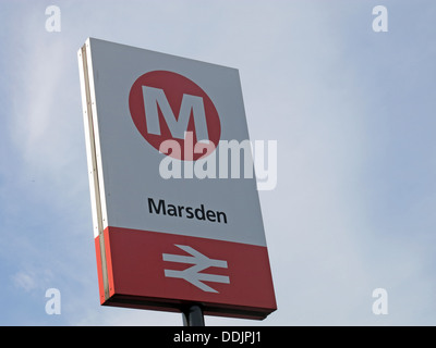 Marsden Railway Station Zeichen auf die nördliche Bahnlinie von Stalybridge Huddersfield Stop für die Brauereiwirtschaft Hahn Riverhead Stockfoto